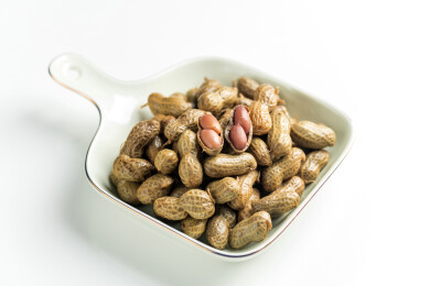 一盘卤花生摆放在白色背景上特写
