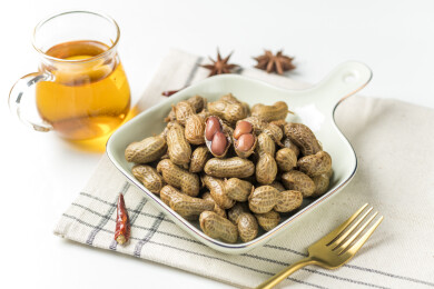一盘卤花生摆放在白色背景上特写