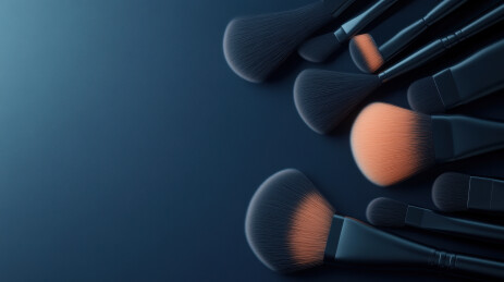 化妆刷在深色背景上的排列