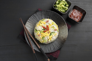 一盘蛋炒饭摆放在木桌面上特写