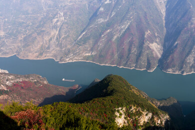 重庆巫山长江三峡巫峡中航行的货轮