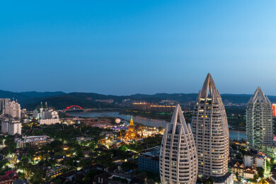 暮色下的西双版纳告庄西双景大金塔