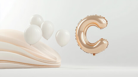 金色字母C气球与白色气球的场景
