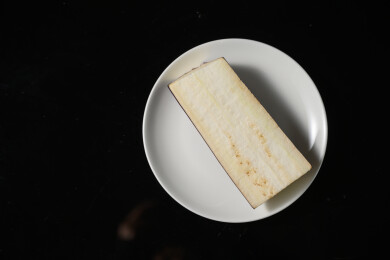 桌面上的盘子里的切开的美味可口的新鲜茄子