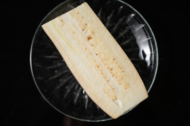 桌面上的盘子里的切开的美味可口的新鲜茄子