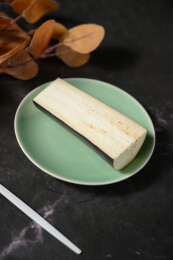 桌面上的盘子里的切开的美味可口的新鲜茄子