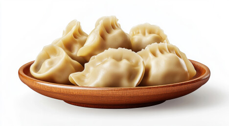 白色背景上的饺子