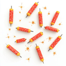 白色背景上的一堆鞭炮