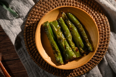 桌面上的盘子里的美味可口的虎皮辣椒