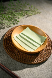 桌面上的盘子里的美味可口的龙井茉莉云片糕