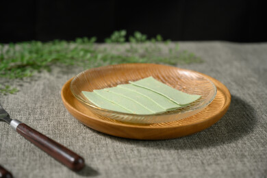 桌面上的盘子里的美味可口的龙井茉莉云片糕