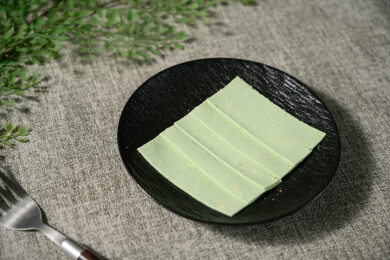 桌面上的盘子里的美味可口的龙井茉莉云片糕