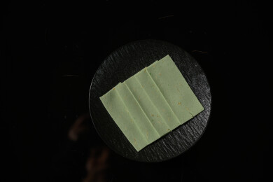 桌面上的盘子里的美味可口的龙井茉莉云片糕