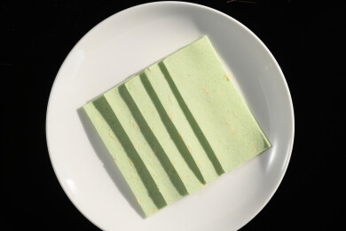 桌面上的盘子里的美味可口的龙井茉莉云片糕
