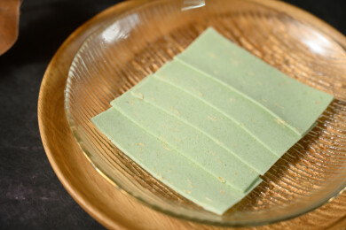桌面上的盘子里的美味可口的龙井茉莉云片糕