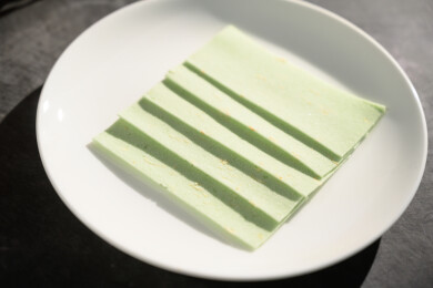 桌面上的盘子里的美味可口的龙井茉莉云片糕