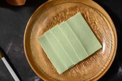 桌面上的盘子里的美味可口的龙井茉莉云片糕