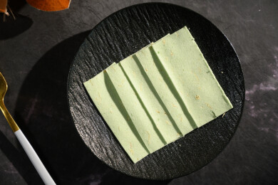 桌面上的盘子里的美味可口的龙井茉莉云片糕