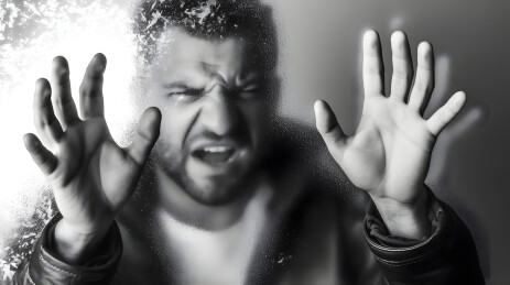 雾蒙蒙玻璃中沮丧男人表达情感