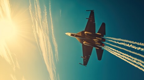 天空中飞翔的战斗机的图片