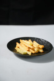 桌面上的盘子里的美味可口的薯条