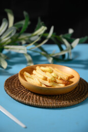 桌面上的盘子里的美味可口的薯条