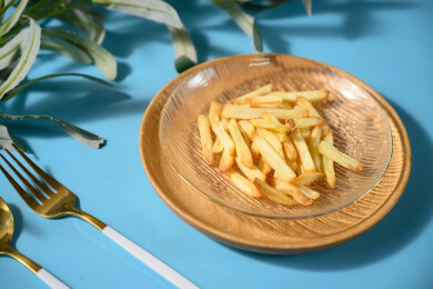 桌面上的盘子里的美味可口的薯条