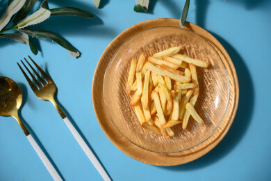 桌面上的盘子里的美味可口的薯条