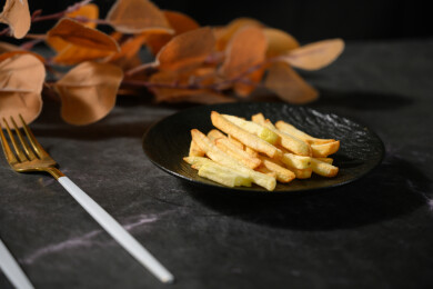 桌面上的盘子里的美味可口的薯条