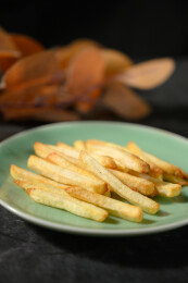 桌面上的盘子里的美味可口的薯条