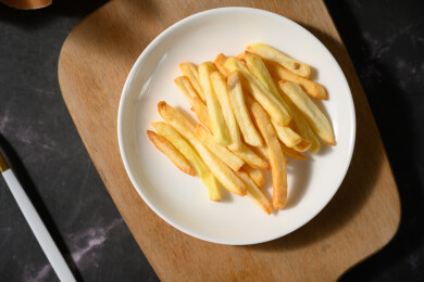 桌面上的盘子里的美味可口的薯条