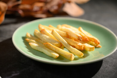 桌面上的盘子里的美味可口的薯条