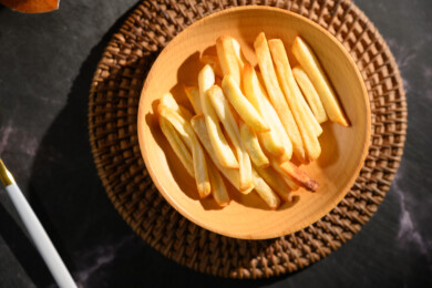 桌面上的盘子里的美味可口的薯条