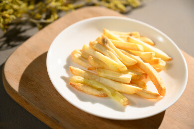 桌面上的盘子里的美味可口的薯条