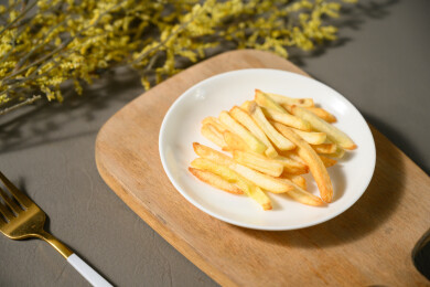 桌面上的盘子里的美味可口的薯条