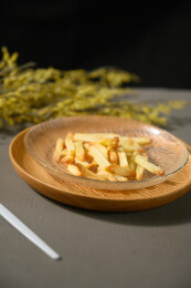 桌面上的盘子里的美味可口的薯条