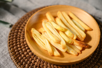 桌面上的盘子里的美味可口的薯条