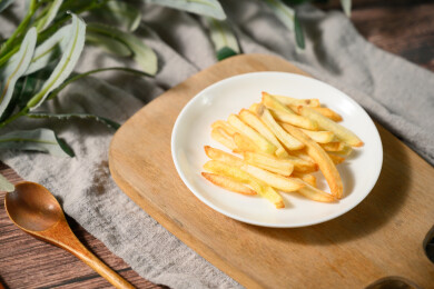 桌面上的盘子里的美味可口的薯条