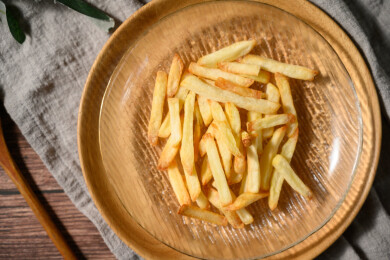 桌面上的盘子里的美味可口的薯条