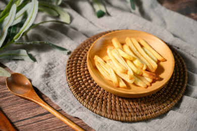 桌面上的盘子里的美味可口的薯条