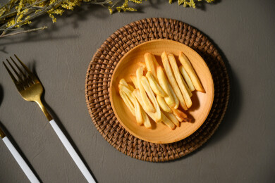 桌面上的盘子里的美味可口的薯条