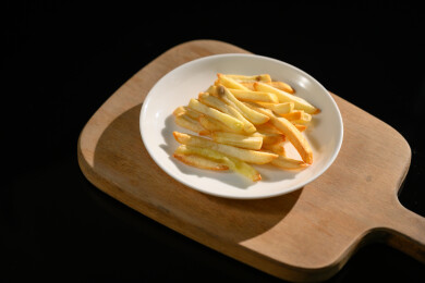 桌面上的盘子里的美味可口的薯条