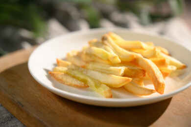 桌面上的盘子里的美味可口的薯条