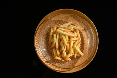 桌面上的盘子里的美味可口的薯条