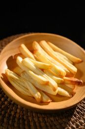 桌面上的盘子里的美味可口的薯条