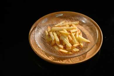 桌面上的盘子里的美味可口的薯条