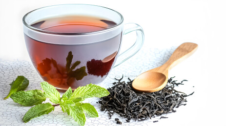 一杯加新鲜薄荷和散装茶叶茶