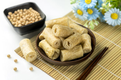 一盘素豆肠摆放在桌面上特写
