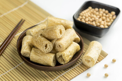 一盘素豆肠摆放在桌面上特写