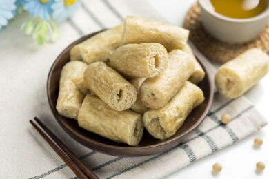 一盘素豆肠摆放在桌面上特写